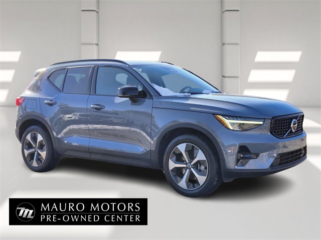 2023 Volvo XC40 B5 Plus Dark Theme